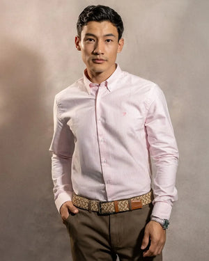 Camisa antimanchas Oxford Rayas Light Pink Columbia marca DANTE para hombre regular fit foto modelo