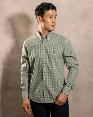 Camisa antimanchas Popelina Cuadros Verde Oscuro Lugano para hombre marca DANTE tallaje regular fit foto modelo