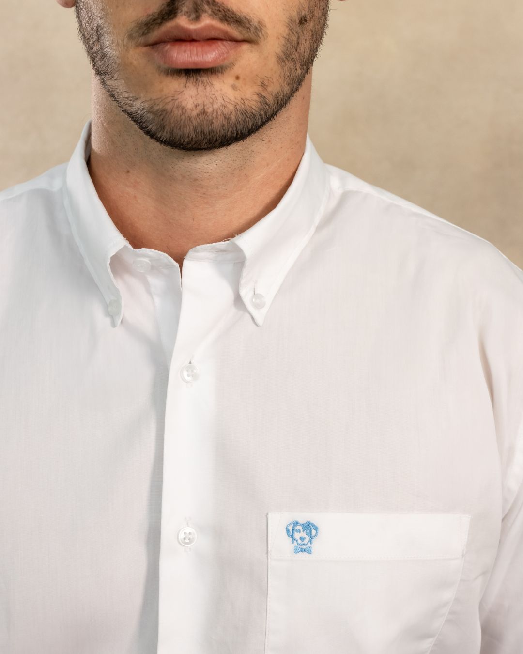 Camisa Antimanchas Popelina Blanco con Bolsillo Logo Azul - Talla Regular