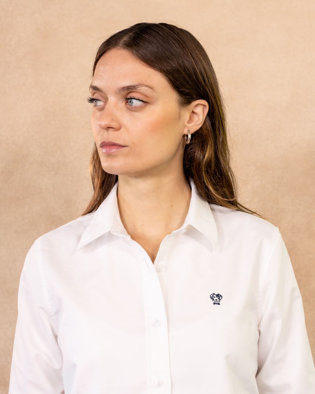 Camisa Antimanchas Oxford de Mujer Blanca Logo Azul Oscuro