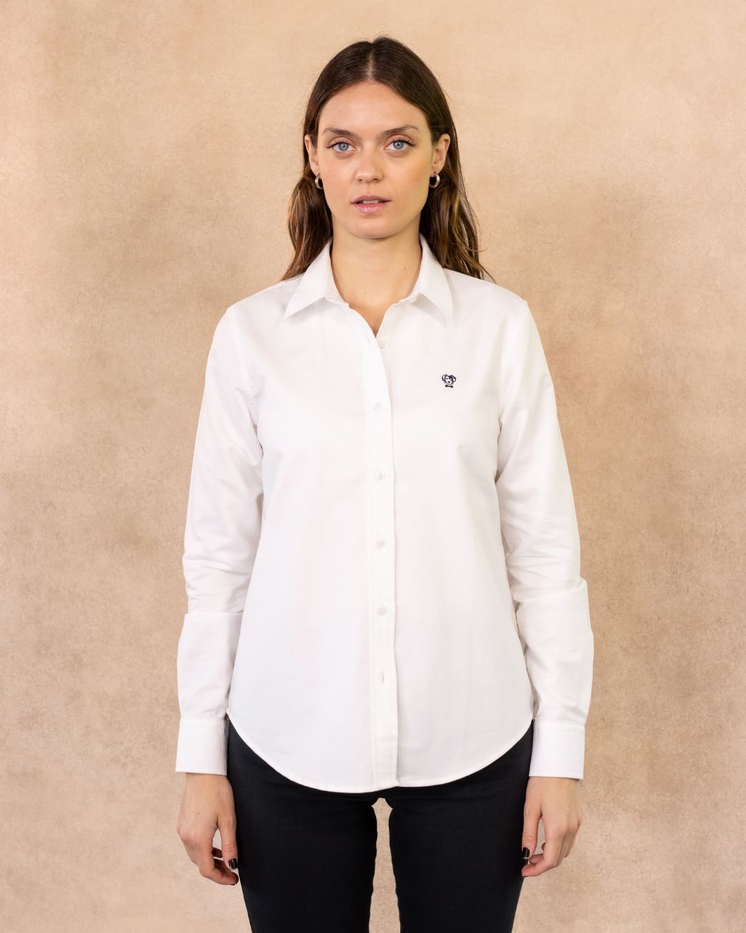 Camisa Antimanchas Oxford de Mujer Blanca Logo Azul Oscuro