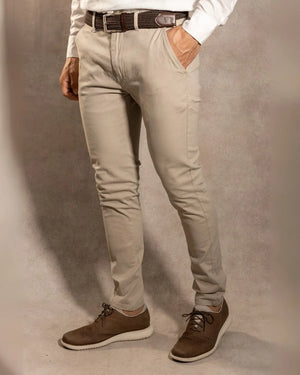 Pantalón Elástico Taupe para hombre marca DANTE tallaje regular fit foto de lado