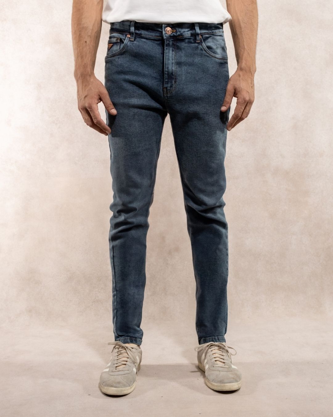 Jean elástico para hombre color azul Sky desgastado marca DANTE regular fit foto modelo