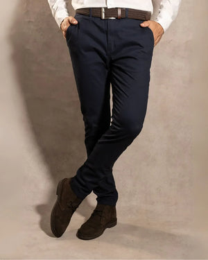 Pantalón Elástico Azul Navy para hombre marca DANTE tallaje regular fit foto modelo