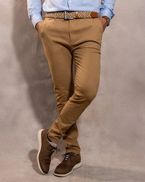 Pantalón Elástico Camel para hombre marca DANTE tallaje regular fit foto
 modelo