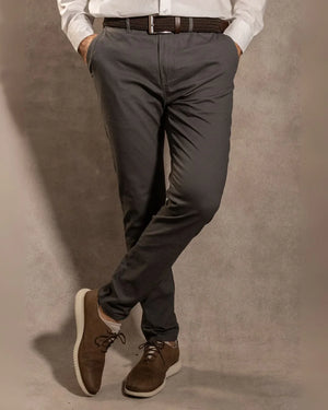 Pantalón Elástico Gris Oscuro para hombre marca DANTE tallaje regular fit foto logo