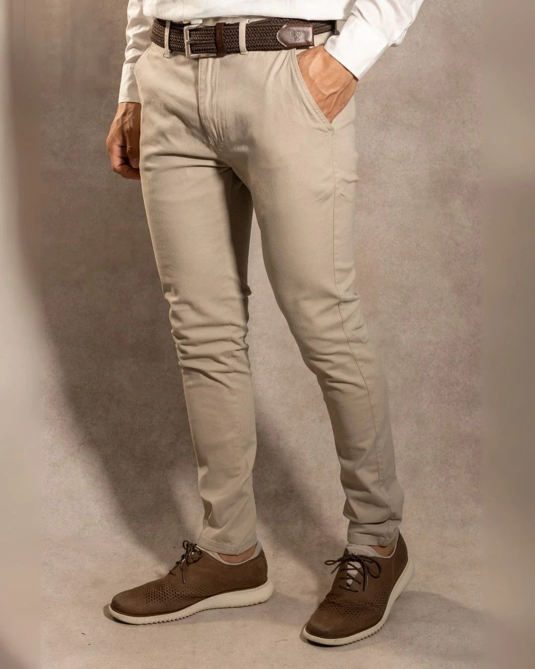 Pantalón Elástico Taupe para hombre marca DANTE tallaje regular fit foto de lado